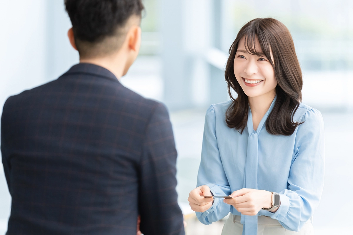 展示会の名刺交換が成果につながらない理由と改善のコツ｜マナーと実践ポイントを解説